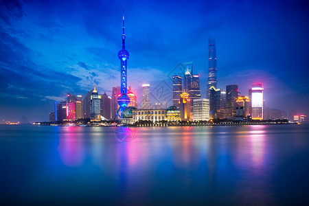 黄昏反映时的上海城市天图片