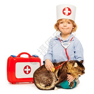5岁的男孩用听诊器药箱和猫儿玩兽医图片
