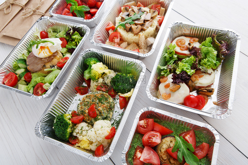 健康食品餐厅交付和饮食概念带走健身餐铝箔盒中的午餐蔬菜馅饼图片