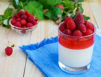 夏季甜点加奶油和草莓果冻图片