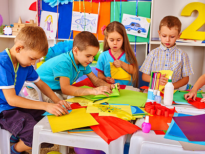 孩子们在小学的桌子上用彩色纸做东西儿童在小学的手工课发展儿童在学校图片