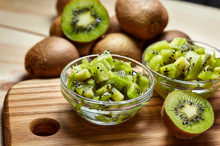 健康食品热带水果整个和切片的猕猴桃奇异果静物木桌上图片