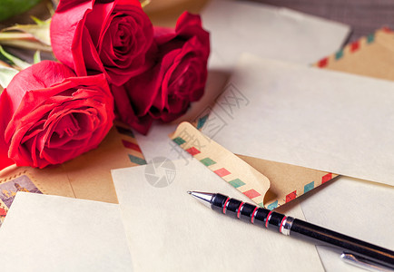 旧信封红玫瑰花束和纸板图片
