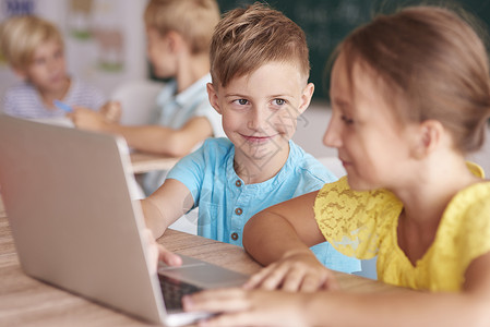 在课堂上使用计算机的女孩和男孩图片