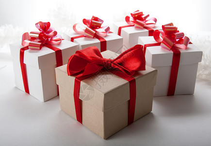 一个大的礼品盒和木本的白色礼品盒用图片