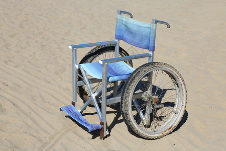 由铝制成的孤立轮椅在沙萨上配图片