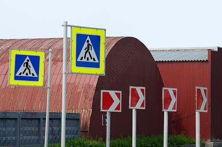路标有助于遵守交通规则图片