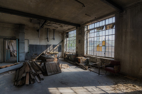 旧废弃工厂的房间图片