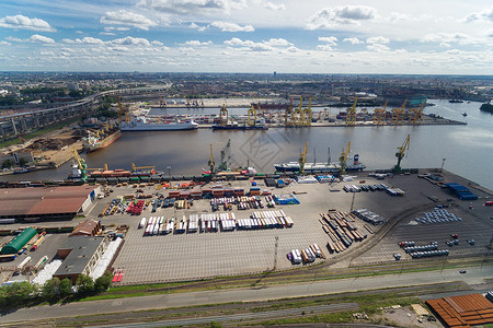 在港口可以看到高大的装载起重机背景图片