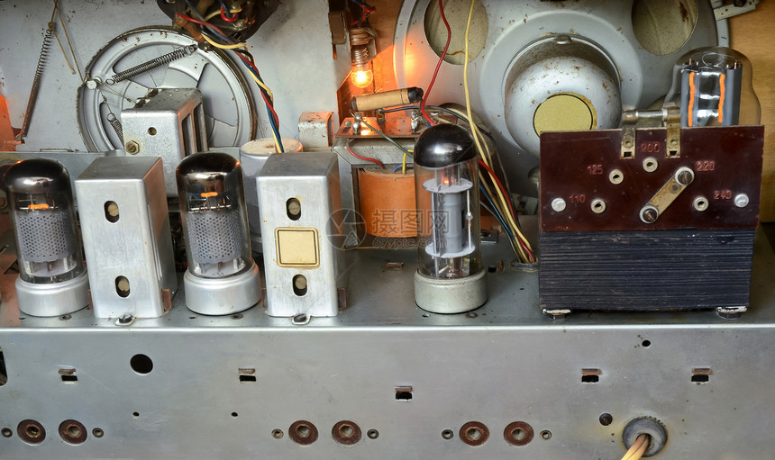 古老无线电接收器的内部过时的技术图片