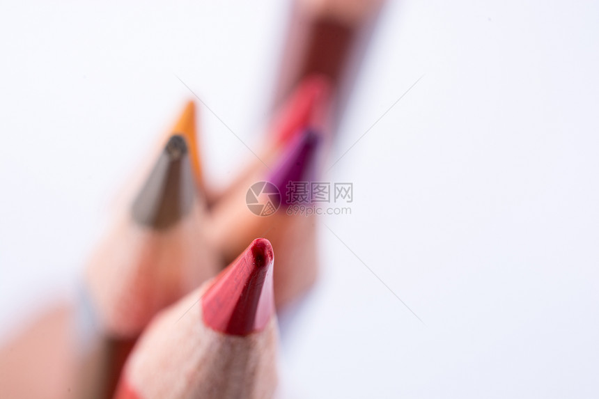 白色背景上各种颜色的彩色铅笔图片