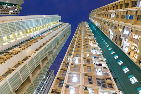 香港夜间低角度建筑物外立面图片