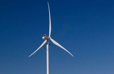 用于发电的风车在蓝天图片