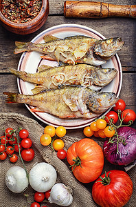 乡村食谱上的油炸鲈鱼和蔬菜图片