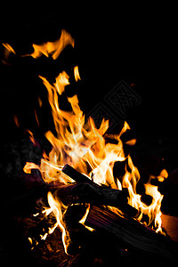 火和黑背景图片