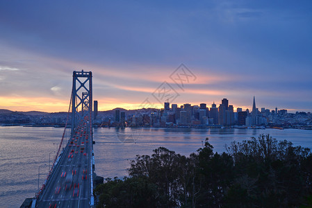 旧金山市海湾大桥与日落图片