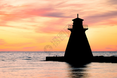 休伦湖灯塔在美丽的日落图片