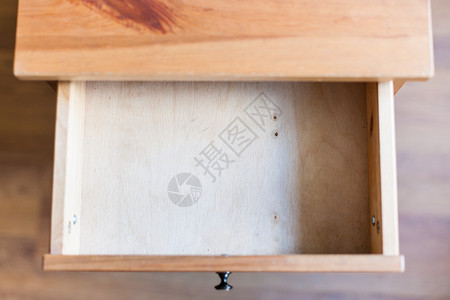 木制床头柜空开抽屉的上方视图图片