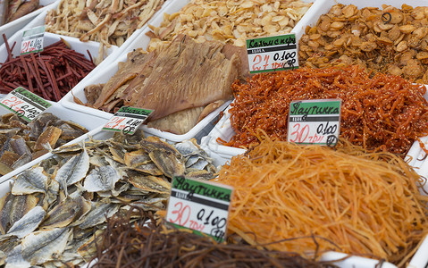 农民市场有盐鱼干燥每件产品的价格标签图片