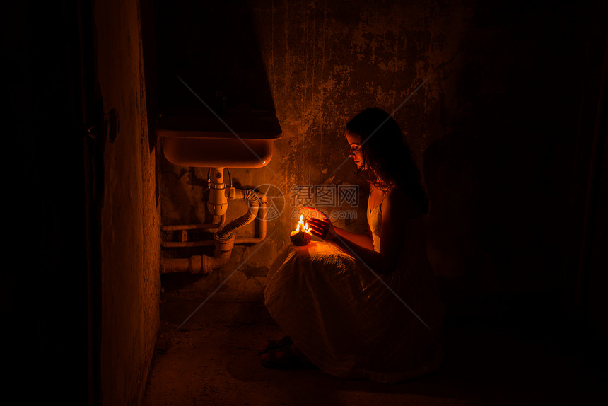 女孩用蜡烛给手取暖图片