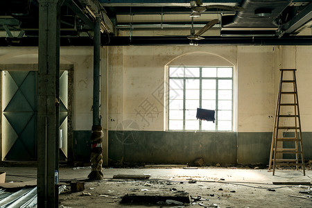 带窗户的废弃旧厂房图片