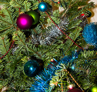 圣诞树上装饰品新年快图片