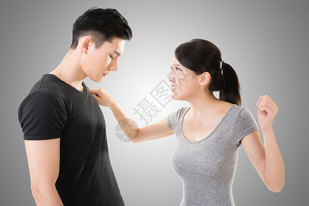 亚洲情侣争吵与两个图片