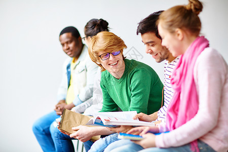 一群大学生一起坐在一起聊天交谈背景图片