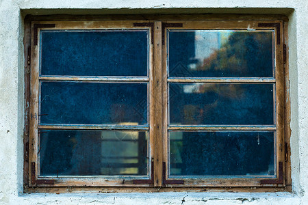 旧弃窗废墟中房屋窗户的详情驱逐和图片