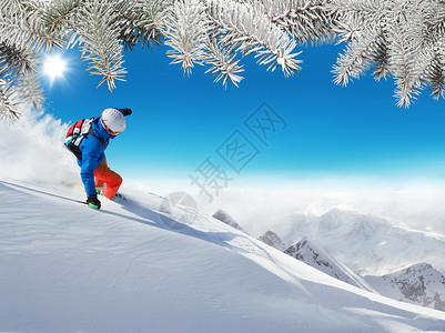 在美丽的阿尔卑斯山地貌下坡处滑雪的平板滑雪机图片