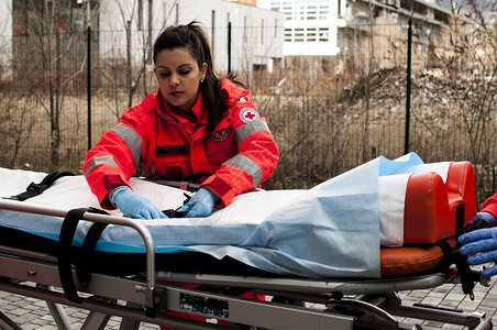配备医疗设备担架和救护车的应急高清图片