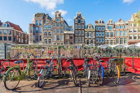 荷兰阿姆斯特丹花卉市场附近的许多自行车停放处自行车是荷兰阿姆斯特丹的图片