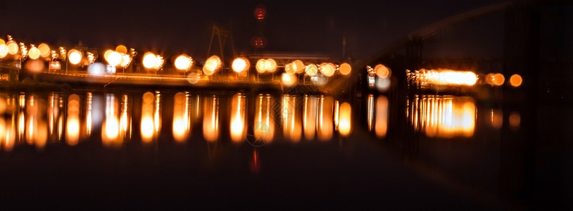 夜晚的城市灯光反射在河水中图片