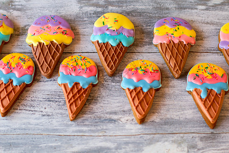 木制背景的甜食冰淇淋锥饼干美味的糖饼干儿图片