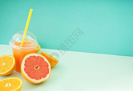 新鲜的柑橘和葡萄油果汁摘下薄荷和绿宝图片