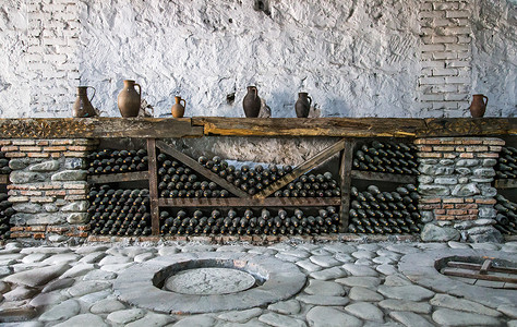 格鲁吉亚老酒窖的货架上酒瓶子背景图片