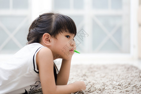 用铅笔做梦的小女孩图片