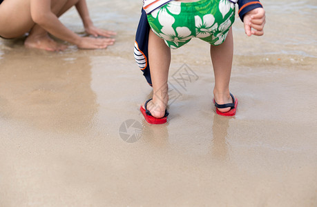 夏日沙滩上玩耍的母子图片