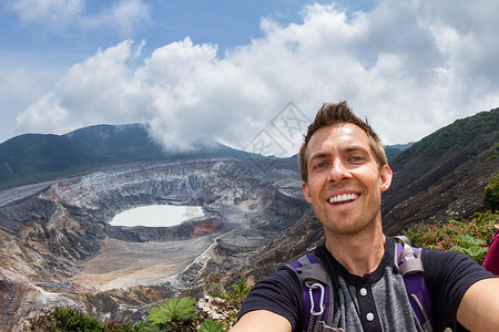 年轻男在背景中与波斯火山高清图片