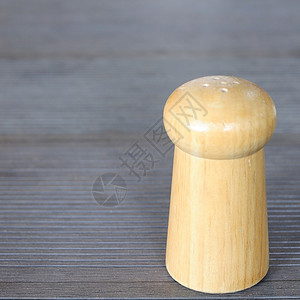 木桌上的胡椒瓶图片