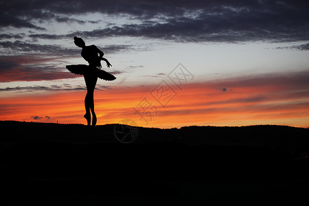 在日落时摆姿势的芭蕾舞演员剪影概念图片
