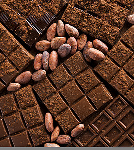 巧克力棒与坚果甜糖果木制背景的甜点食品图片
