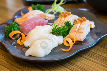 寿司套餐中的烤三文鱼卷背景概念图片