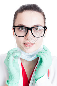 佩戴保护面具的眼镜和白背景孤立的手套的女医生美容肖图片