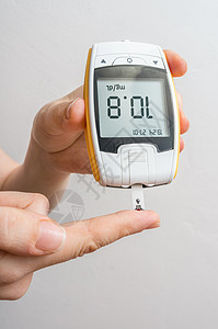 糖尿病患者正在用血糖仪监测血糖水平图片