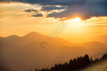 山上美丽的夕阳天空的风景和阳光照图片