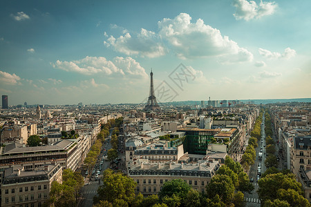 俯视着巴黎的街道和埃菲尔铁塔图片