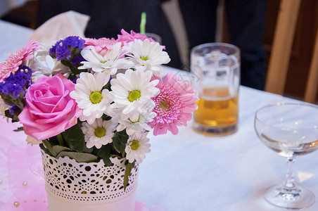 美丽的婚礼布置粉红色的婚礼装饰婚礼派对上美丽的鲜花装饰和蜡烛图片