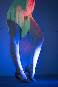 有吸引力的女人舞厅和萨尔舞者和感的腿在夜总会派对表演图片