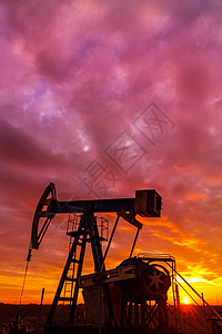作业油井和天然气井在偏远的田地以急背景图片